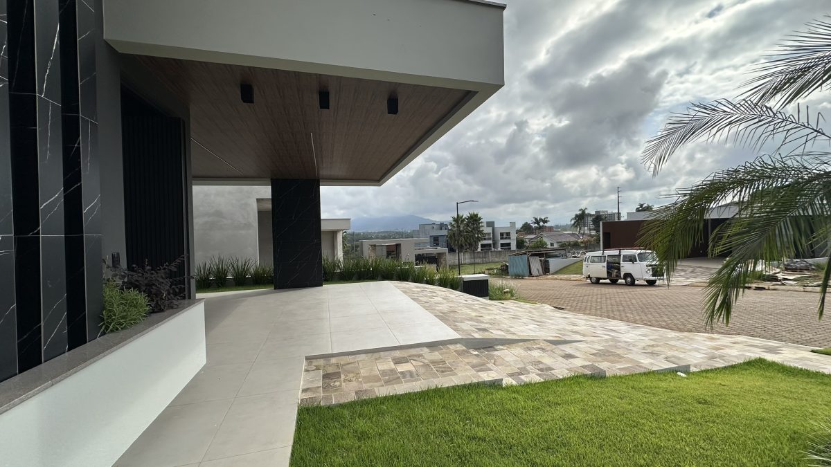 V5090 – Casa 03 suítes